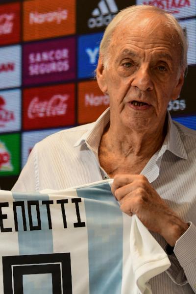 El entrenador de fútbol argentino César Luis Menotti, director de selecciones nacionales, habla durante una conferencia de prensa en Buenos Aires, el 25 de enero de 2019.