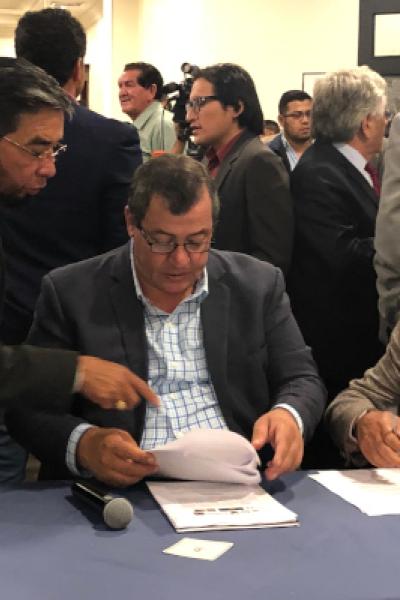 Los dirigentes del transporte, firmando la resolución emitida el 2 de octubre de 2019, en contra del Decreto 883.