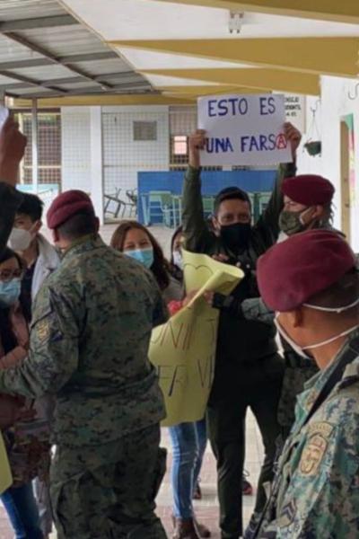 Durante el simulacro electoral del 24 de enero de 2021, las Fuerzas Armadas practicaron el control ante un acto de rebeldía al interior de un recinto.