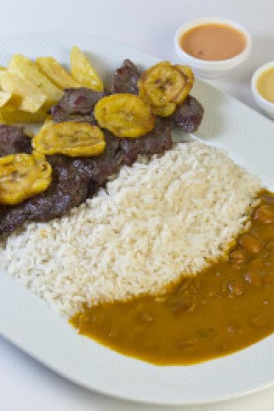 Menestra, patacones, carne asada y arroz.