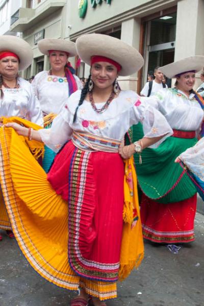 Desfile de colegios Cuenca