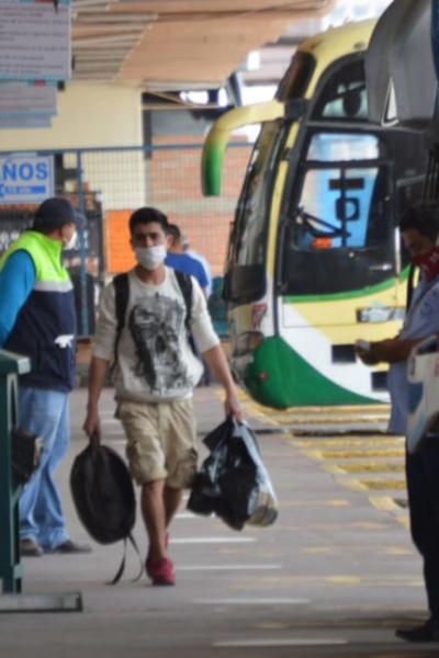 Ciudadanos caminan por el área de abordaje de buses interprovinciales en la terminal terrestre de Cuenca, el 20 de agosto de 2020.