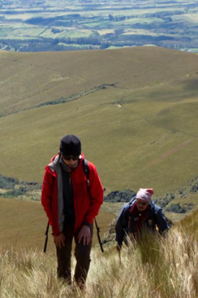 Personas caminan por el área protegida Pasochoa el 2 de septiembre de 2011.