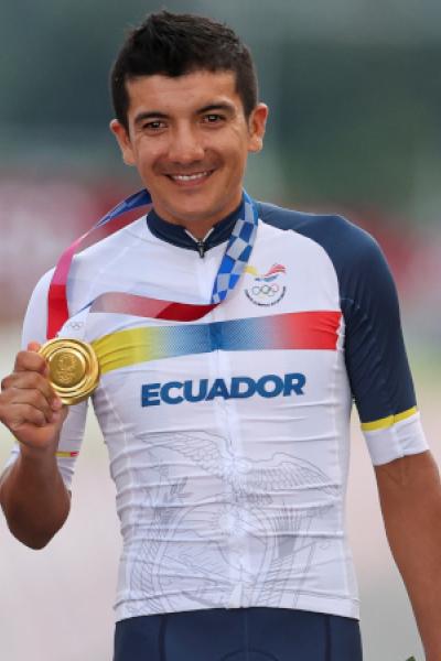 EVE1089. TOKIO, 24/07/2021.- El ecuatoriano Richard Carapaz posa con la medalla de oro tras la prueba de ciclismo en ruta en los Juegos de Tokio 2020 este sábado. EFE/ Enric Fontcuberta