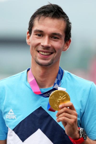 Oyama (Japan), 28/07/2021.- Gold medalist Primoz Roglic of Slovenia celebrates during the medal ceremony after winning the Men's Road Cycling Time Trial at the Tokyo 2020 Olympic Games at the Fuji International Speedway in Oyama, Japan, 28 July 2021. (Ciclismo, Japón, Eslovenia, Tokio) EFE/EPA/CHRISTOPHER JUE