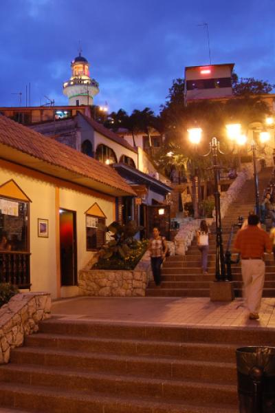 Detalle del Faro del Cerro Santa Ana en Guayaquil, ciudad que se despertó con u sismo el 6 de octubre de 2021.