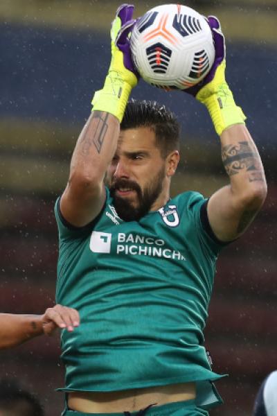 AMDEP012. QUITO (ECUADOR), 10/03/2021.- El portero Hernán Galindez de Católica atrapa un balón hoy, en un partido de la Copa Libertadores entre Universidad Católica y LIbertad en el estadio Olímpico Atahualpa en Quito (Ecuador). EFE/ José Jácome