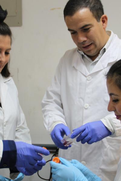 Fabián Sáenz con estudiantes de la PUCE.