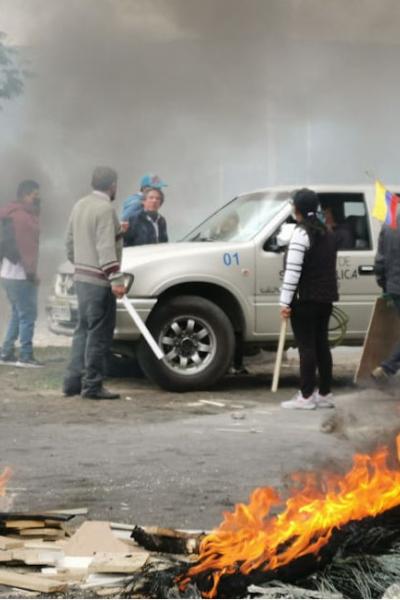 Manifestantes mantienen bloqueos en la entrada hacia San Antonio de Pichincham en el norte de Quito, el 20 de junio de 2022.