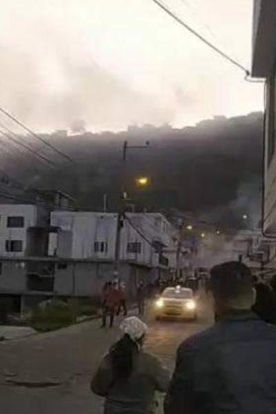 Moradores de la parroquia Calderón, norte de Quito, en las calles, la noche del 28 de junio de 2022.