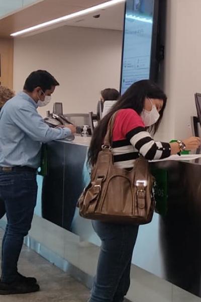 imagen referencial de clientes en un banco de Quito el 16 de septiembre de 2022.