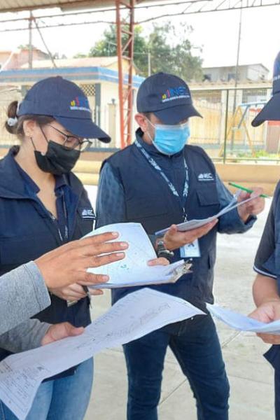 Personal del INEC realizan pruebas de la boleta del censo, en abril de 2022.