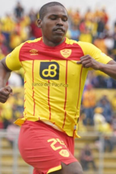 Edson Montaño, jugando con Aucas.