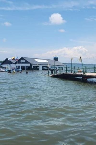 El antiguo y remodelado muelle de cabotaje de Puerto Bolívar, afectado por el terremoto de marzo de 2018.