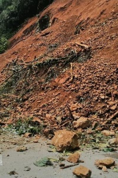 Así quedó la vía Cuenca Molleturo luego del sismo de marzo de 2023.