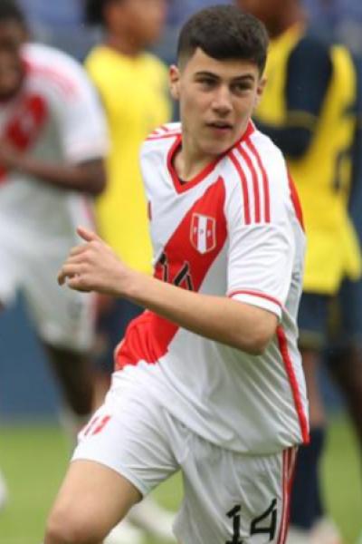 Felipe Chávez, jugando con la selección de Perú.