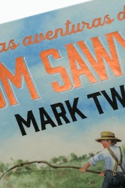 Detalle de una edición de 'Las aventuras de Tom Sawyer'. 