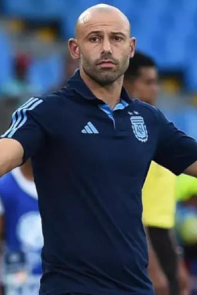 Javier Mascherano dirigiendo un partido con la selección Argentina Sub 20.