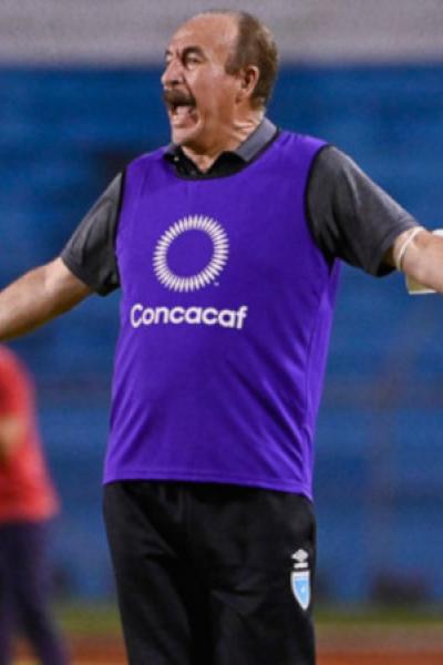 Rafael Loredo Silva, técnico de la selección de Guatemala Sub 20, durante un encuentro.