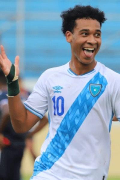 El delantero de la selección de Guatemala, Arquímides Ordóñez durante un partido. 