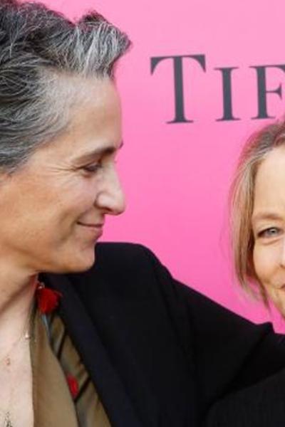 La actriz Jodie Foster (der.) y su esposa Alexandra Hedison.