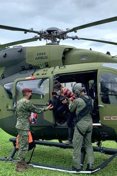 Uno de los helicópteros Cobra de la Fuera Aérea de Ecuador brinda ayuda en Cotopaxi.