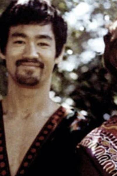 Bruce Lee y su esposa Linda, en 1972.