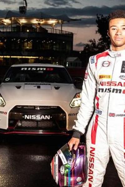 Archie Madekwe, en una sesión de fotos de 'Gran Turismo'