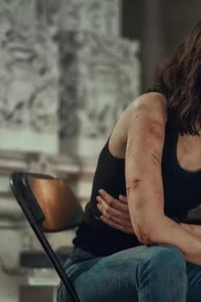 La actriz Gal Gadot es una escena de 'Agente Stone'.