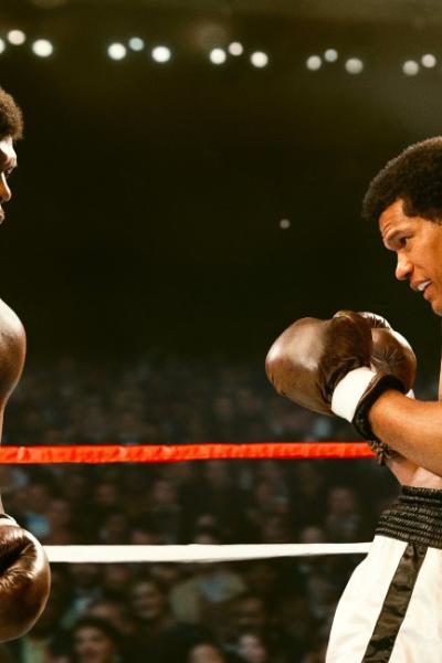 Los actores Khris Davis y Sullivan Jones, en una escena de 'Big George Foreman'.