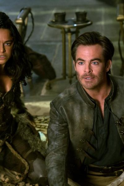 Los actores Michelle Rodríguez y Chris Pine, en una escena de 'Calabozos y dragones: Honor entre ladrones'.