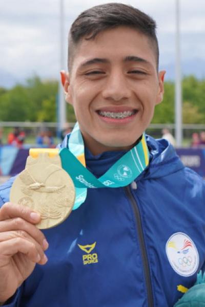 El marchista David Hurtado con la medalla de oro de los Juegos Panamericanos 2023.