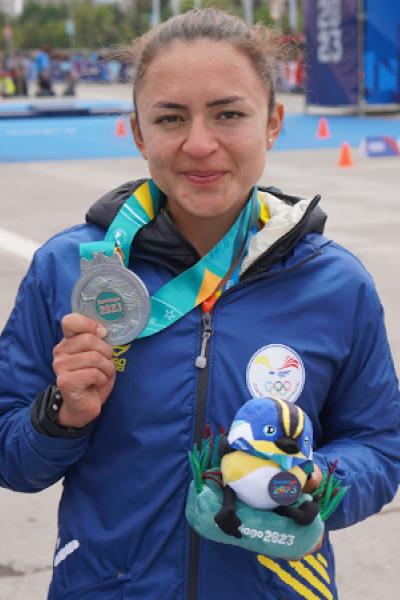 Glenda Morejón con la medalla de plata de la prueba de marcha, en los Juegos Panamericanos de Chile 2023.