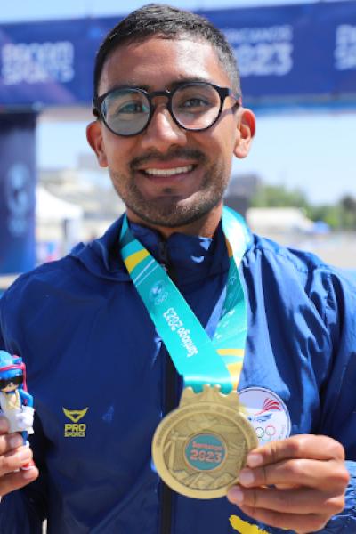 El marchista Daniel Pintado con su medalla de oro de los relevos mixtos en los Juegos Panamericanos 2023.