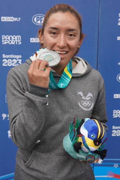 La ciclista Miryam Núñez con su medalla de plata de la prueba de ruta en los Panamericanos.