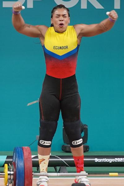 La pesista Angie Palacios festeja al consagrarse campeona de los Juegos Panamericanos de Chile.