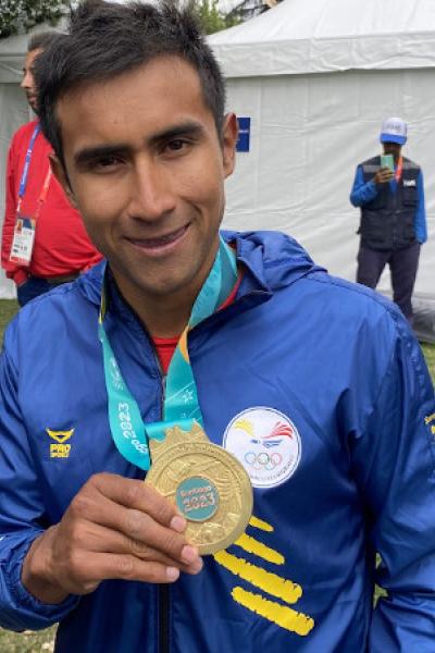 El ciclista con su medalla de oro tras ganar la prueba de ruta de los Panamericanos, de Chile.