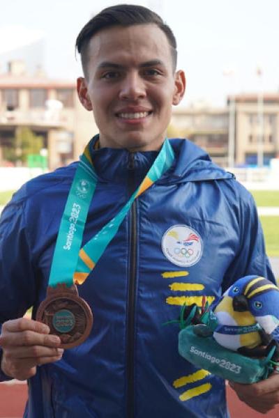 El pentatleta Andrés Torres con su medalla de bronce de los Juegos Panamericanos 2023.