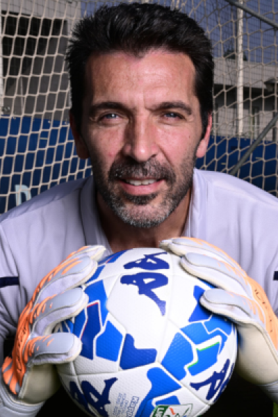 El arquero Gianluigi Buffon durante una sesión de fotos con el Parma.