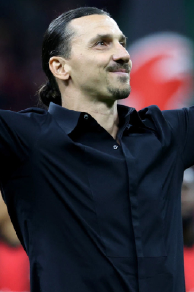 Zlatan Ibrahimovic es ovacionado por los aficionados del Milan en San Siro, el 4 de junio de 2023.