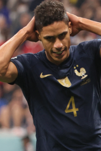 Raphael Varane reacciona la semifinal de la Copa Mundial Qatar entre Francia y Marruecos, el 14 de diciembre de 2022.