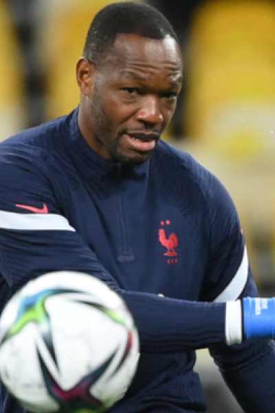 El portero francés Steve Mandanda calienta antes del partido entre Ucrania y Francia, el 4 de septiembre de 2021.