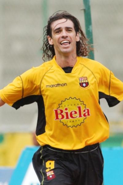 Ariel Graziani celebra un gol con Barcelona SC.