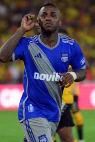 Miller Bolaños celebra un gol con Emelec en la temporada 2023.