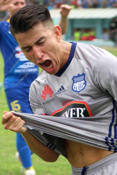 Fernando Gaibor celebra un gol con Emelec.