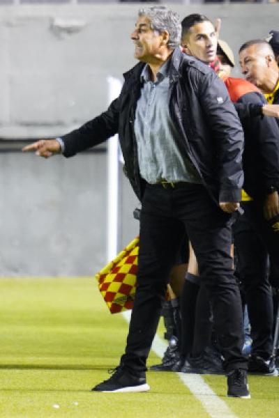 Santiago Escobar en el partido entre Aucas y Barcelona, 7 de octubre de 2023.