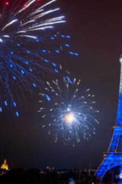 Pirotecnia en la Torre Eiffel tras confirmarse la sede de los Juegos 2024.