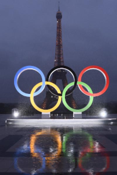 Imagen de los anillos olímpicos en la explanada de la Torre Eiffel, en París, el 8 de abril de 2024. 