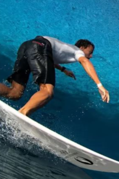 Persona surfeando en Tahití, sede de los Juegos Olímpicos 2024.