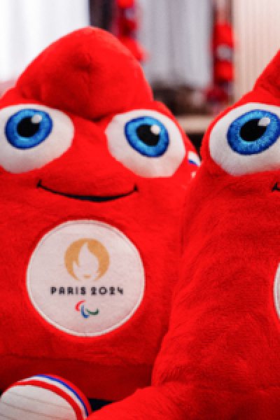 Peluches de Phryge, la mascota de los Juegos Olímpicos de París 2024.